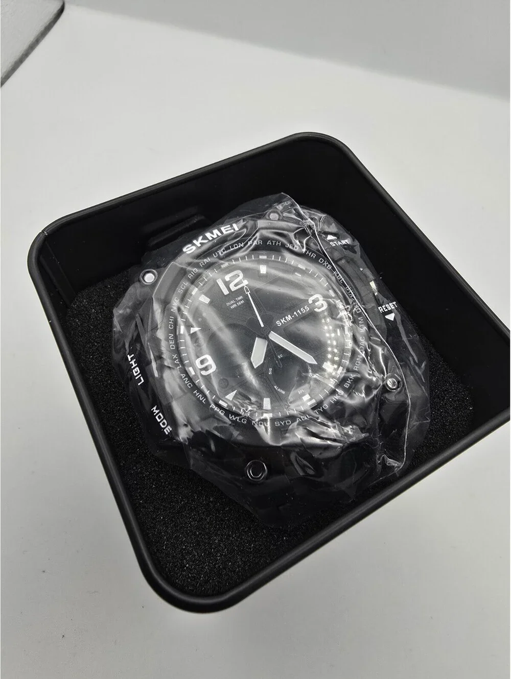 SKMEI Men's Outdoor Sport Watch -with Calendar Date Stopwatch Digital Wristwatch